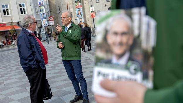 Per Larsen (K) var i Aalborg for at hverve vælgere mandag. Han mødte flere, der havde set hans opslag om skat, blandt andet denne herre, der havde markante holdninger til fjernelse af topskatten. <i>Foto: Lars Pauli</i>