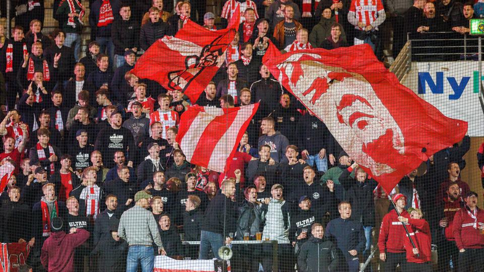 AaB-fansene bliver rigt repræsenteret søndag eftermiddag i Horsens. <i>Arkivfoto: Henrik Bo</i>
