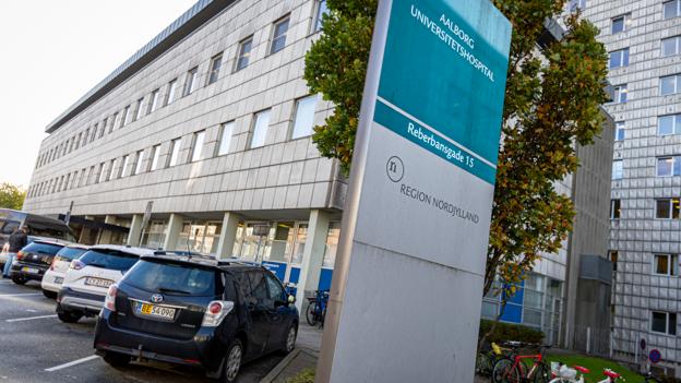 Pladserne foran sygehuset er tidsbegrænsede, men Cecilie Christensen troede, efter at have rådført sig hos personalet, at man kunne parkere længere med korrekt registrering. Det var dog ikke tilfældet. <i>Arkivfoto: Martél Andersen</i>