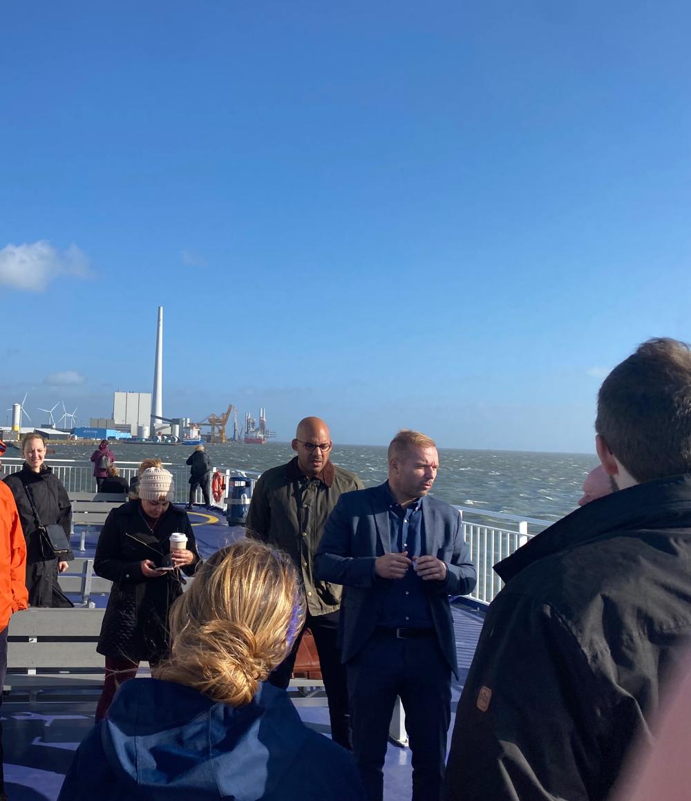 Landechef Claus Larsen, Danfoss (nr. to fra højre) fortæller delegationen om elfærgen 'Grotte' på overfarten Esbjerg - Fanø. Landechef Claus Larsen, Danfoss (nr. to fra højre) fortæller delegationen om elfærgen 'Grotte' på overfarten Esbjerg - Fanø.