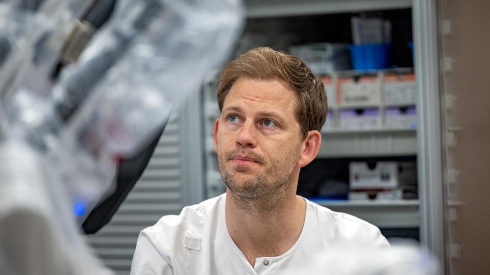 Regionsrådsformand Mads Duedahl (V) var på besøg på Urologisk Afdeling på Sygehus Nord i Aalborg tirsdag. Det er blandt andet en afdeling som den, hvor manglende penge fra staten kan gøre arbejdet med at nedbringe ventelisterne mere besværligt. Mads Duedahl kalder situationen alvorlig, og kræver garantier fra Christiansborg. <i>Foto: Martél Andersen</i>