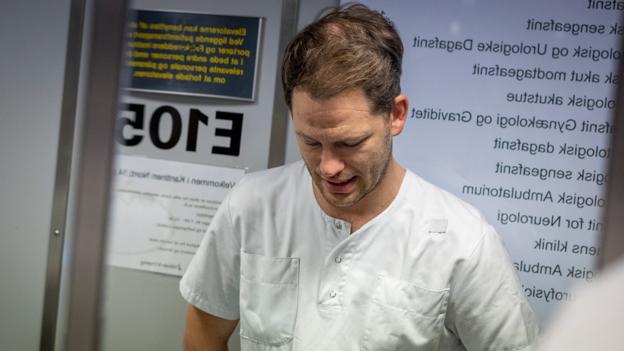 Hvis ikke der kommer en garanti fra de mulige regeringspartier, skal regionspolitikerne i Nordjylland beslutte, hvad de gør i det nye år. En af mulighederne er at arbejde videre, lukke øjnene og krydse fingrene i håb om, at der kommer penge. - Kommer de ikke, vil det være til stor gene for resten af sundhedsvæsenet, siger Mads Duedahl. <i>Foto: Martél Andersen</i>