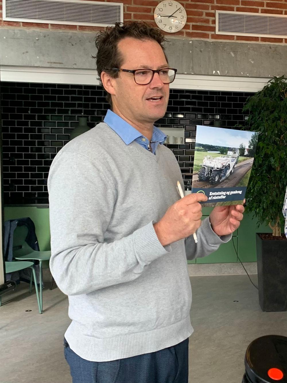 Rolf Johnsen, kontorchef, Klima og Ressourcer, Region Midtjylland, (tv) og Kristoffer Sindby, udviklingschef for klimatilpasning, OKNygaard, (th) holder oplæg ved workshops for partnerskabet, der vil reducere forbruget af ressourcer i anlægsarbejde. Rolf Johnsen, kontorchef, Klima og Ressourcer, Region Midtjylland, (tv) og Kristoffer Sindby, udviklingschef for klimatilpasning, OKNygaard, (th) holder oplæg ved workshops for partnerskabet, der vil reducere forbruget af ressourcer i anlægsarbejde.