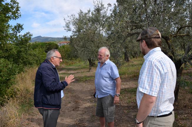 Christian og Jeppe Janner Olesen får en snak med Giuseppe Ceparano, der er medejer af vinhuset Vitis Aurunca.
