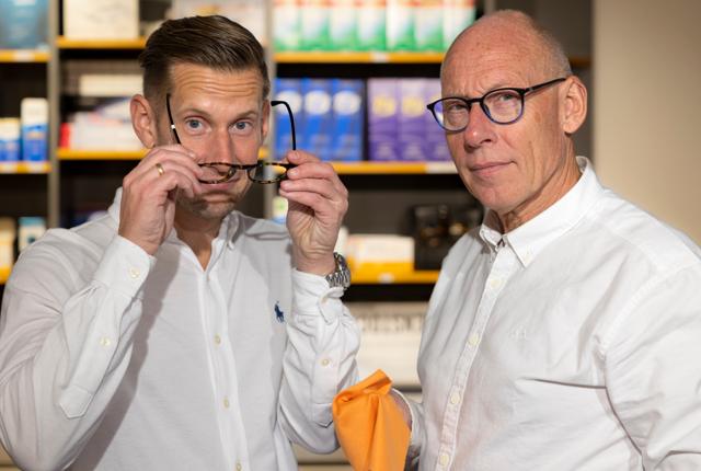61-årige Lars Bloch (th.) startede for godt 30 år siden sin brillebutik, Lars Bloch Briller i Aalborg-bydelen Vejgaard. Nu har sønnen, Jesper Bloch (tv.), der er 37 år, overtaget det hele.