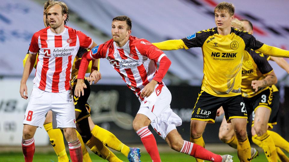 Lars Kramer (i midten) spillede en stærk forsvarskamp for AaB i mandagens kamp i Horsens. Efterfølgende havde han i en konfrontation med de medrejsende fans. <i>Foto: Henrik Bo</i>