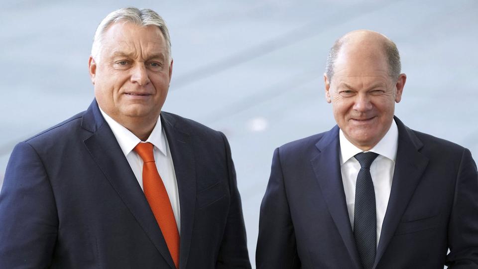 Under et besøg i den tyske hovedstad, Berlin, mødtes Ungarns premierminister, Viktor Orban (tv), med Tysklands forbundskansler, Olaf Scholz. Under en debat kalder han EU's sanktionspolitik over for Rusland for katastrofal. <i>Michael Sohn/Ritzau Scanpix</i>