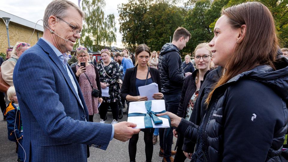 Borgmester Mikael Klitgaard fik overrakt 1400 underskrifter fra forældre mod førskolegrupper, og byrådsmødet var flyttet til Brønderslev Hallen for at få plads til alle de fremmødte forældre. <i>Foto: Henrik Bo</i>