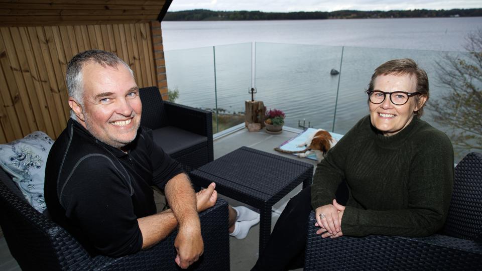 Mette Knudsen og Kim Agerholm er flyttet i en af de nye boliger på Mariager Havn. Drømmen om et hjem med vandudsigt er gået i opfyldelse.  <i>Foto: Bo Lehm</i>