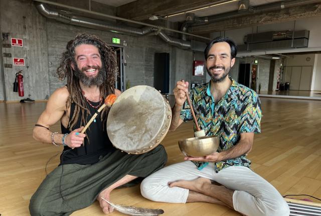 Guillermo Neuenschwander er musiker fra sit hjemland, Peru, men er dansk gift og har boet her i flere år, og Shapur Afrand Ghandforoush er født i Iran og kom til Danmark som et årig. Han er udlært yogainstruktør i Indien. 