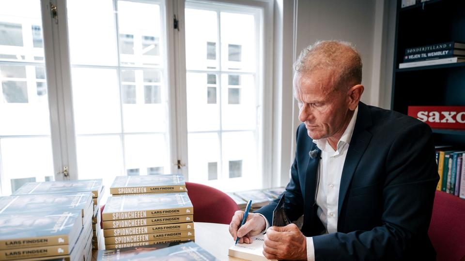 Tidligere spionchef for Forsvarets Efterretningstjeneste Lars Findsen udgav torsdag bogen "Spionchefen - Erindringer fra celle 18". På billedet signerer han bogen i København samme dag. <i>Emil Helms/Ritzau Scanpix</i>