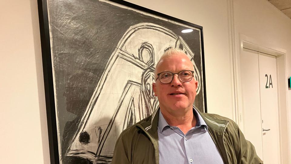 Thomas Simoni Thomsen havde en hård dag som anden suppleant i Rebild Byråd. Han måtte stemme for et budget, der lukker plejehjemmet i hjembyen Øster Hornum.