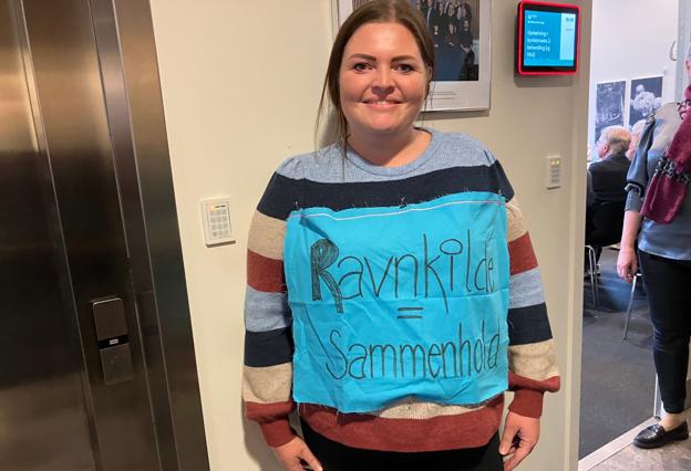 Sabrine Lykke Vinter fra Ravnkilde var mødt op til byrådsmødet for at protestere mod lukning af Ravnkilde Skole.