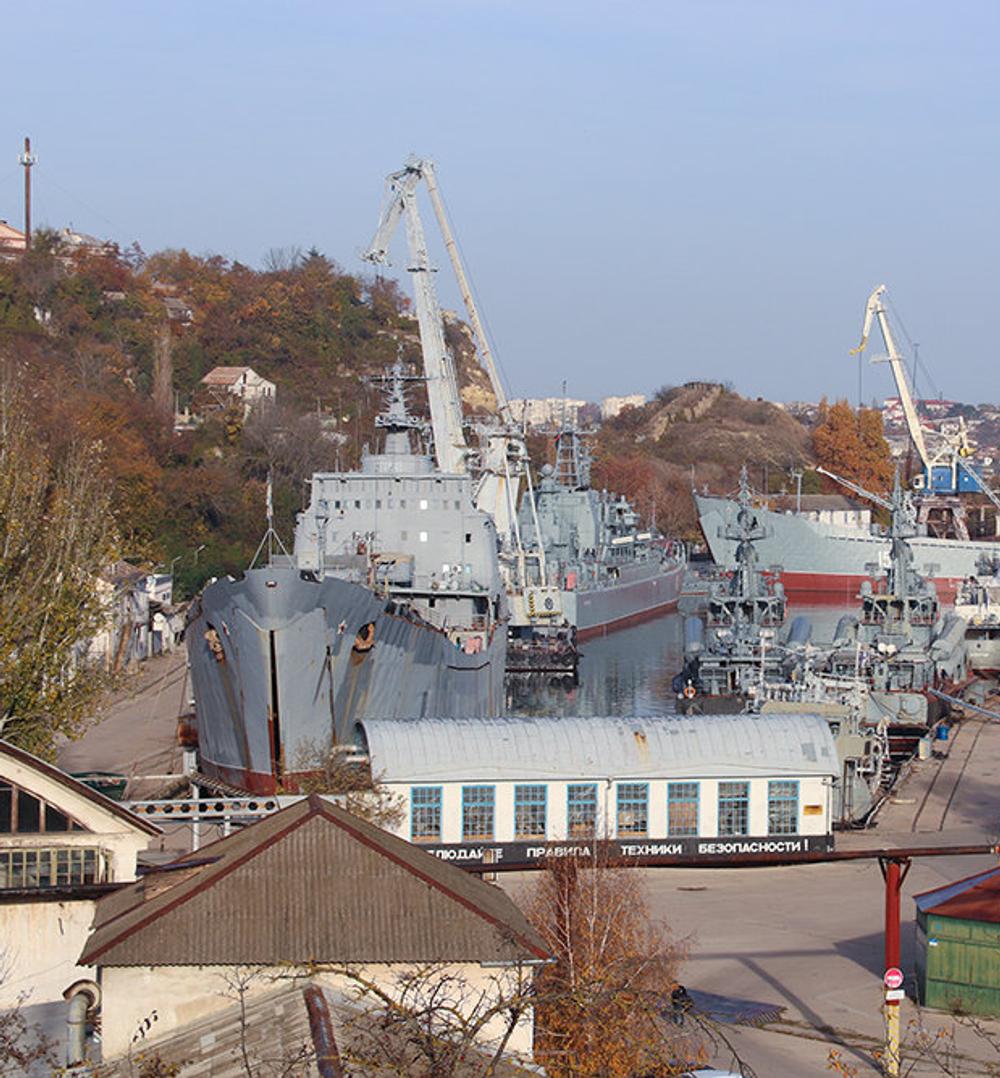 Sortehavsflådens værft, hvor krigsskibe er blevet vedligeholdt med skibsmaling fra danske Hempel. Sortehavsflådens værft, hvor krigsskibe er blevet vedligeholdt med skibsmaling fra danske Hempel.