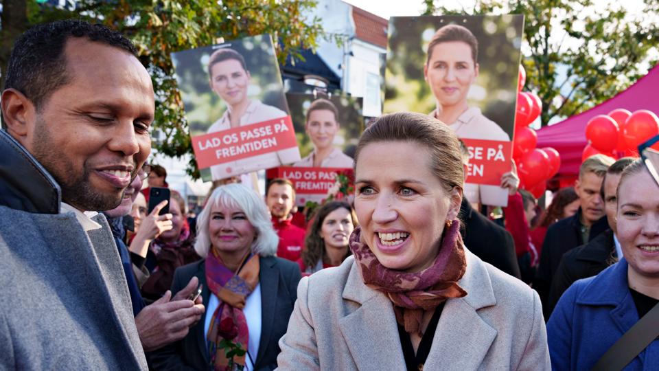 Lørdag 8. oktober var der brede smil, da den socialdemokratiske rådmand i Aalborg Kommune Nuuradiin Hussein (tv.) og Mette Frederiksen mødtes til ophængning af valgplakater på Nytorv i Aalborg. Dagen efter skrev han blandt andet sådan her om regeringens forslag til skattelettelser: - Hvorfor fanden skulle en socialdemokrat foreslå sådan en omgang meningsløs politik? <i>Arkivfoto: Henning Bagger/Ritzau Scanpix</i>