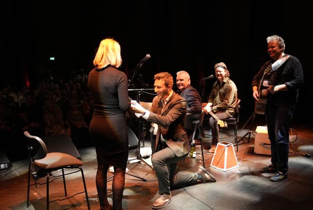Publikum i Musikkens Hus fik en ekstra oplevelse med, da Emil Smed under en koncert med Rasmus Nøhr friede til Maja Dannevig.