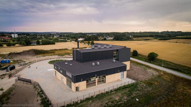 Sindal Varmeforsyning fyrer primært med flis, og der er ikke udsigt til prisstigninger. <i>Foto: Sindal Varmeforsyning</i>