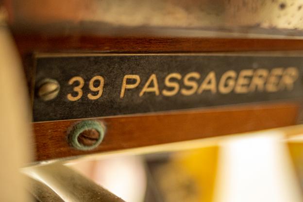 De gamle skilte i bussen har fået lov at overleve. <i>Foto: Martél Andersen</i>