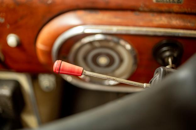 Inden købet havde Anders Bloksgaard erfarne motorkyndige med for at kigge på bilen, det var Arne Poulsen, der driver autoværksted i Løgstør, og Holger Pedersen. <i>Foto: Martél Andersen</i>