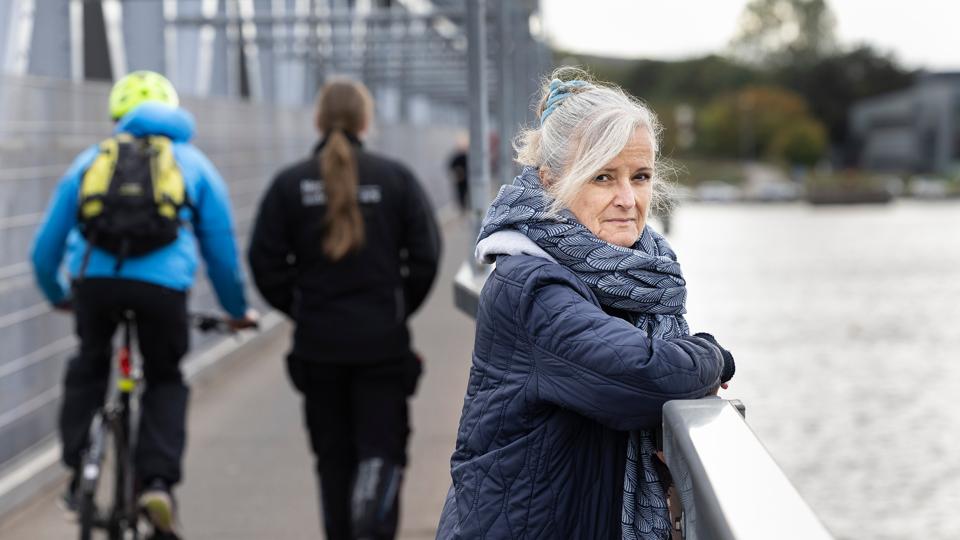 Brita Christensen går rigtig mange, lange ture, og går tit over kulturbroen:
- Man skal jo arbejde med dét, man er bange for! <i>Foto: Claus Søndberg</i>