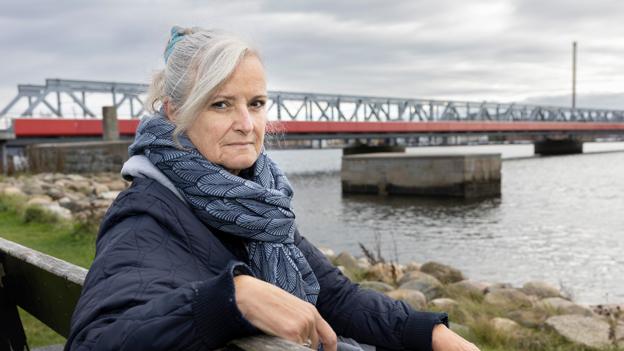Brita Christensen: - Kulturbroen er et stort gode, og praktisk, når man bor i Nørresundby og skal til Vestbyen. <i>Foto: Claus Søndberg</i>