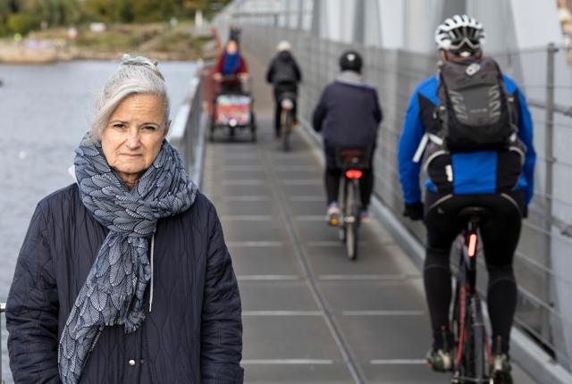 Brita Christensen går rigtig mange, lange ture, og går tit over kulturbroen: - Man må springe for livet, når der kommer ladcykler, racercykler og woltbude.