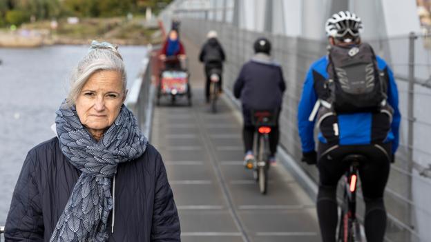 Brita Christensen har en opfordring til cyklisterne på kulturbroen: - Jeg ved godt, der er nogle, der bliver fornærmede over det, men ring alligevel med klokken. Man får et chok, når I pludselig kommer susende bagfra. <i>Foto: Claus Søndberg</i>