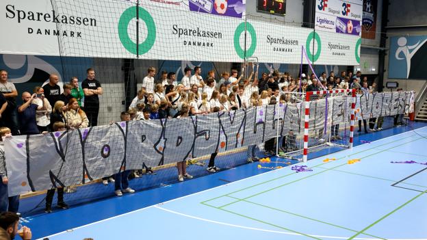 Der blev også lavet tifo til fredagens lokalopgør. <i>Foto: Bente Poder</i>