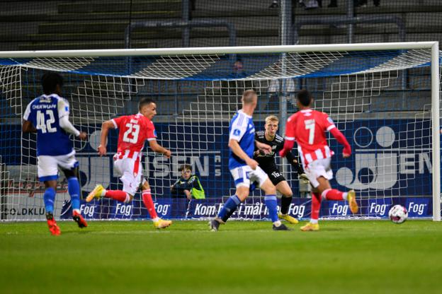 Younes Bakiz scorer her til 2-0 mod Lyngby efter Allan Sousas oplæg. <i>Foto: Philip Davali/Ritzau Scanpix</i>