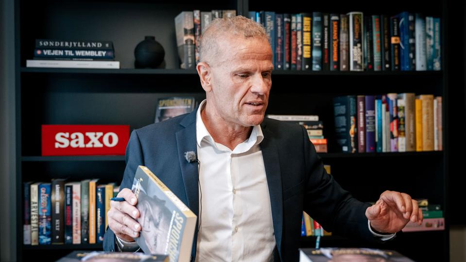 Den tiltalte eks-FE-chef Lars Findsen ses her med sin bog "Spionchefen - erindringer fra celle 18", der er skrevet af journalisten Mette Mayli Albæk fra Jyllands-Posten. (Arkivfoto). <i>Emil Helms/Ritzau Scanpix</i>