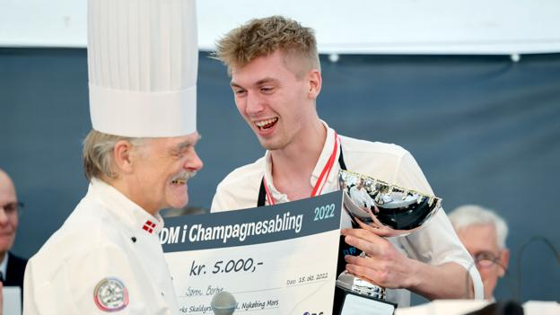 Også i DM i champagnesabling blev titlen forsvaret af sidste års vinder. Danmarksmesteren hedder igen i år Søren Bordye, der kommer fra restauranten Klassisk 65 oi Aarhus. <i>Foto: Bente Poder</i>