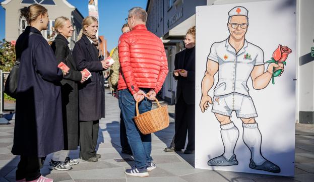 Flemming Møller Mortensen uddelte påklædningsdukker - af sig selv. <i>Foto: Martin Damgård</i>