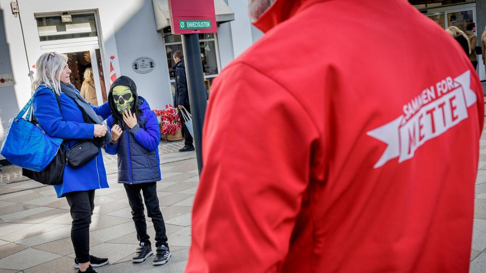 Det var måske skræmmende budskaber, der kom frem på Nytorv lørdag. En af tilhørerne havde i hvert fald gemt sig bag en skræmmende maske. <i>Foto: Martin Damgård</i>