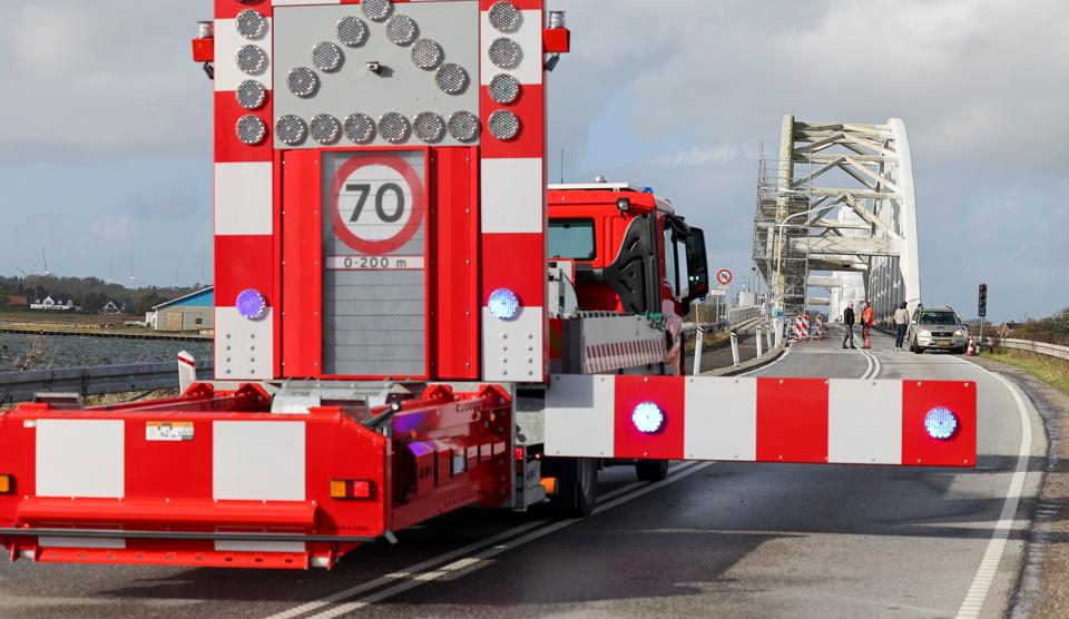 Aggersund broen var spærret på grund af fare for nedstyrtende plader fra et stilads, som er sat op i forbindelse med vedligeholdelsesarbejder på broen. <i>Foto: Bente Poder</i>
