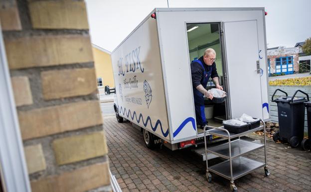 Snille pakker hver morgen fiskebilen, som holder parkeret ved siden af den nye selvbetjeningsbutik. <i>Foto: Martin Damgård</i>