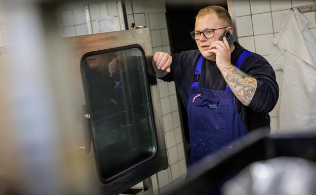 Kristian Snille Larsen vil gerne have at folk ringer og snakker med ham, når de har særlige ønsker. Derefter kan kunderne selv hente og betale fisken i forretningen i Strandby. <i>Foto: Martin Damgård</i>