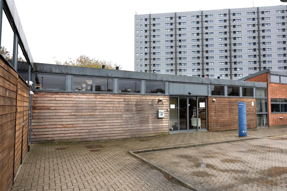 Bygningen på Diskovej i Aalborg har i årevis været plaget af fugtproblemer og indtrængende regn. Sygeplejerskerne, der arbejder i huset, har tidligere påpeget problemer - nu er der konstateret skimmelsvamp, og bygningen undersøges grundigt. <i>Foto: Claus Søndberg</i>