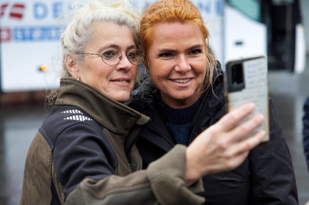 Der blev tid til adskillige selfies foran Inger Støjbergs kampagnebus.
