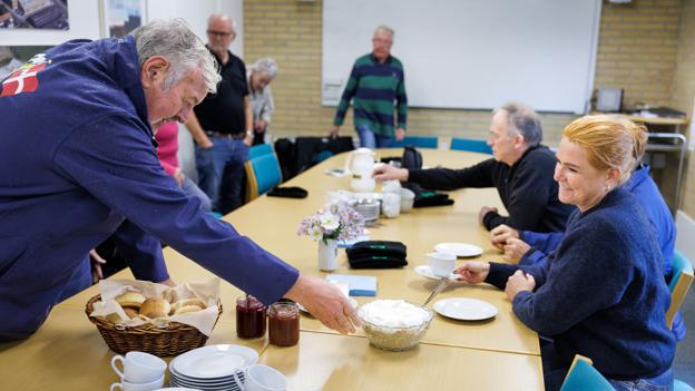 Aage Brusgaard, tidligere kommunalbestyrelses- og amtsrådsmedlem for Fremskridtspartiet, sørger for æblekage til Inger Støjberg.