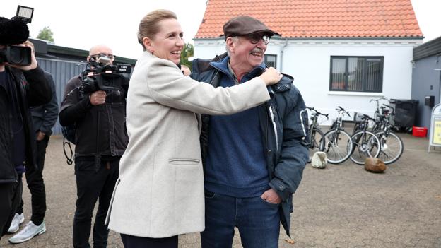 Mette Frederiksen fik også hilst på sin far, Flemming Frederiksen. I 1989 flyttede de ind i huset på Mylius Erichsens vej - dengang var der et stort drivhus, hvor cykelbutikken nu ligger. Drivhuset blev dog hurtigt revet ned, og i stedet blev der anlagt have. <i>Foto: Bente Poder</i>