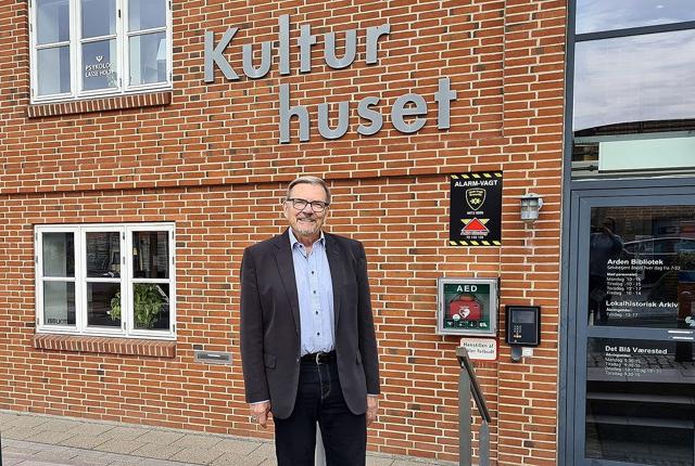 Per Kristensen, formand for Ældre Sagens lokalafdeling i Arden, foran Kulturhuset Arden, hvor Ældre Sagen nu får eget kontor.