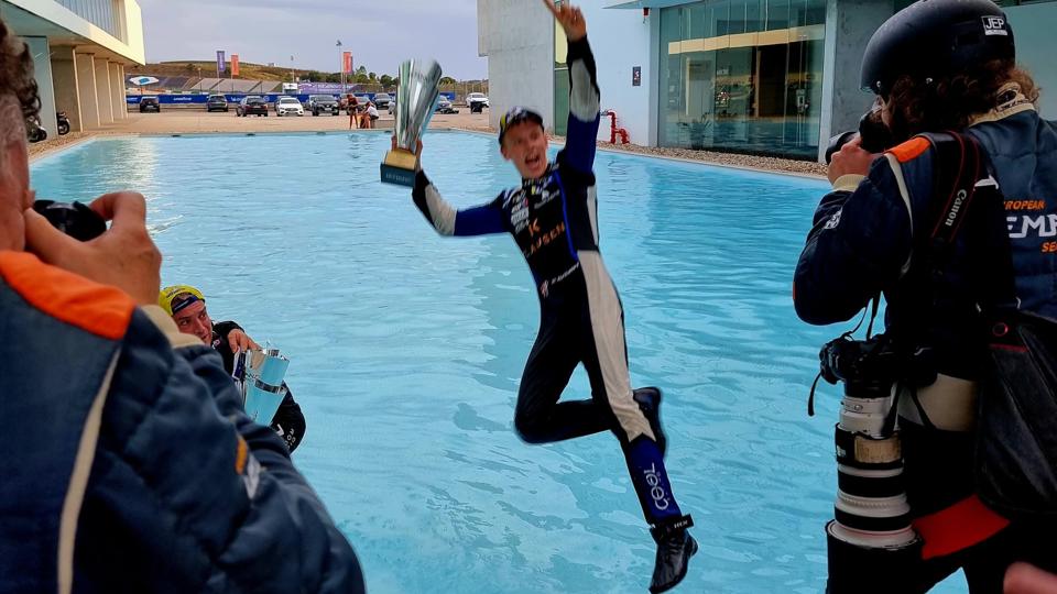 Efter sejren måtte Malthe Jakobsen naturligvis en tur i poolen i Portimaõ sammen med pokalen. <i>Privat foto</i>