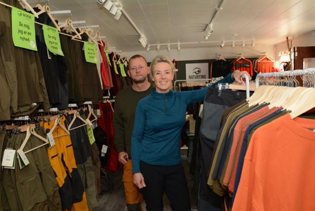 Jeppe og Pernille Damsgaard er glade for den modtagelse den lille ny forretning – Naturting - i Fjerritslev har fået. Lokale som turister har været gode til at bakke op om den ny forretning. Trods finanskrise.