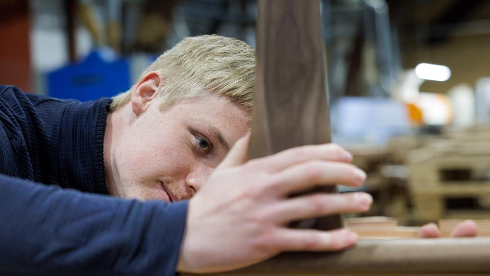 20-årige Jeppe Thiel-Nielsen er netop udlært som maskinsnedker hos Jyndbjerg Møbelsnedkeri i Hadsund. Han fik topkarakter, medalje og hæder. <i>Foto: Bo Lehm</i>