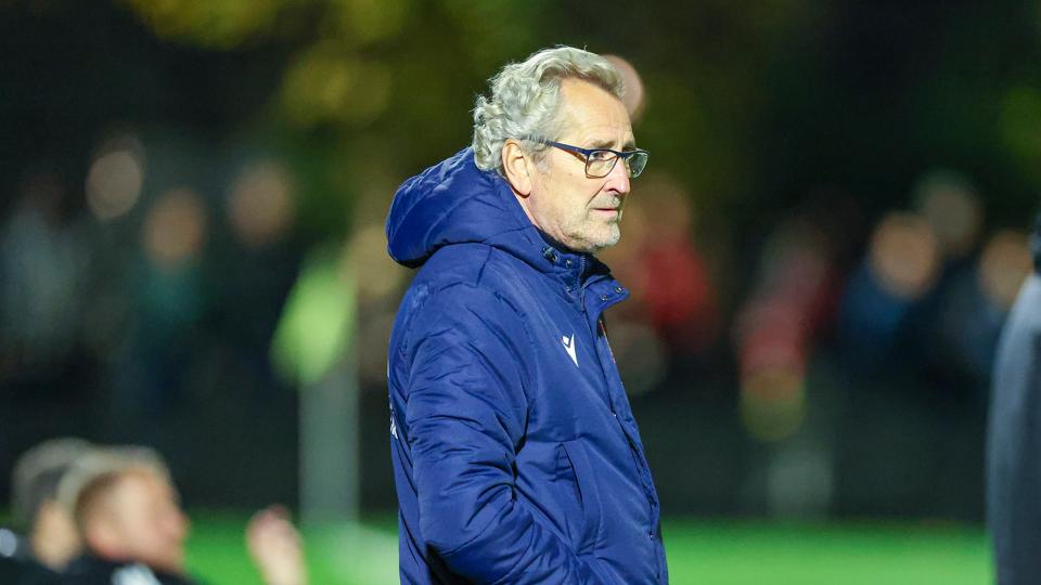 AaB gæstede tirsdag aften 3. divisionsklubben Vanløse i tredje runde af pokalturneringen. Cheftræner Erik Hamrén kunne i sidste ende glæde sig over en sejr. <i>Foto: Bente Poder</i>