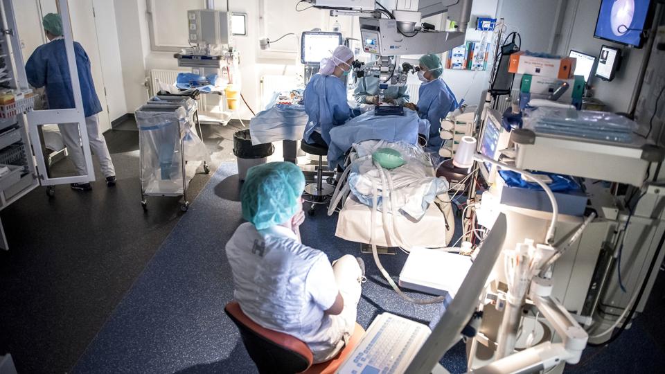 Manglen på personale på landets kirurgiske afdelinger er blevet så grel, at det ikke længere er muligt at udføre kirurgi inden for behandlingsgarantien, skriver Dansk Kirurgisk Selskab. (Arkivfoto). <i>Mads Claus Rasmussen/Ritzau Scanpix</i>