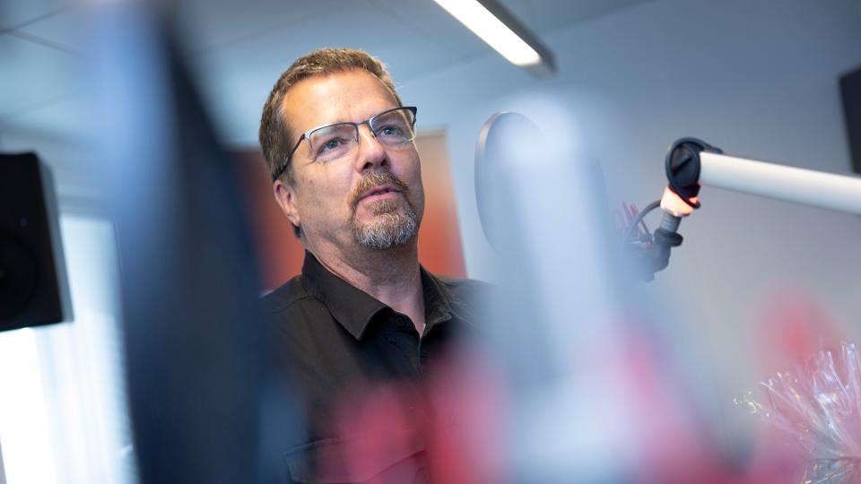Keld Fuglsang - cykelhandleren der har fået Mette Frederiksen til at smile noget mere - er i studiet hos Det Nordjyske Mediehus. Chefredaktør Karl Erik Stougaard overrakte ham en kurv, som Det Nordjyske Mediehus havde udlovet som dusør til den, der kunne sætte Nordjyskes Valgpodcast i forbindelse med den person, der havde sagt til statsministeren, at hun plejede at smile mere. <i>Foto: Claus Søndberg</i>