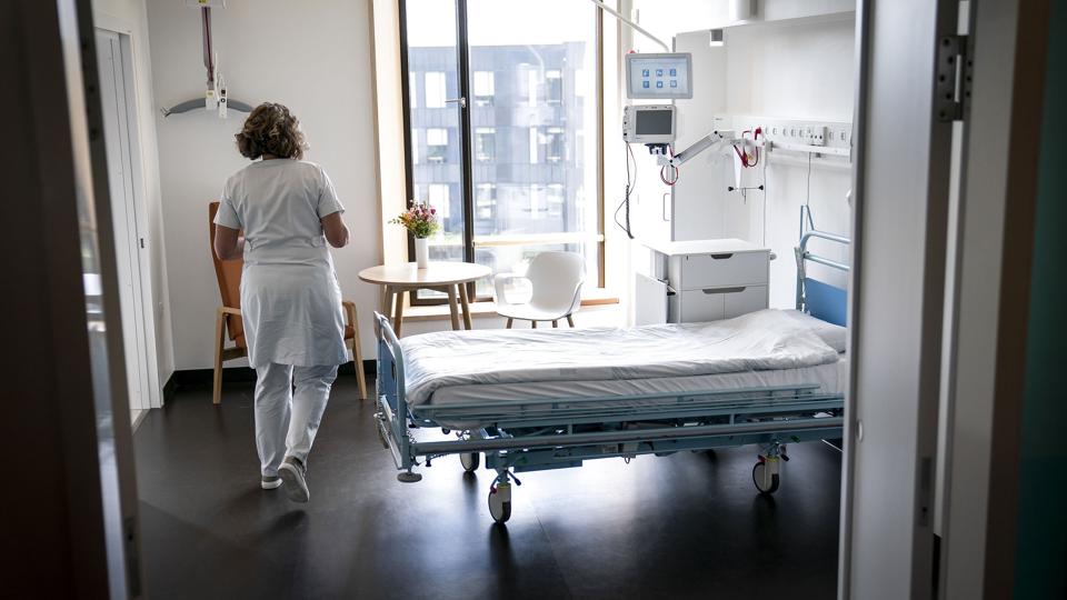 Alenlange ventelister, patienter der i ventetiden bliver for syge til behandling og personaleflugt til privatklinikker. Danske kirurger forsøger at råbe politikerne op i et brev om de akutte problemer, sygehusene står i, skriver Politiken og DR. Flere peger på behandlingsgarantien som et af problemerne. (Arkivfoto). <i>Mads Claus Rasmussen/Ritzau Scanpix</i>