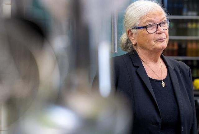 75-årige Conny Tillebeck er netop blevet ansat som hotelchef på Hotel Hjallerup Kro. Hun skal rette op på den dårlige køkkenstandard, der har udløst tre sure smileys inden for det seneste år. Hun har 32 års erfaring som chef på Dronninglund Hotel.