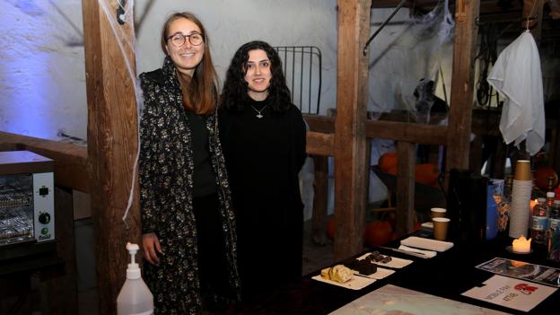 Solveig Lisberg og Peivand Ahmadileh passer cafeen i Knivholts gamle hestestald. <i>Foto: Hans Sejlund</i>